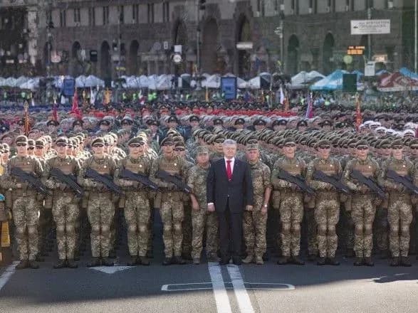 poroshenko-vzyav-uchast-u-generalniy-repetitsiyi-paradu-na-khreschatiku