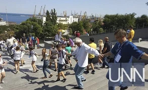 v-odesi-stvorili-zhiviy-vishivankoviy-lantsyug