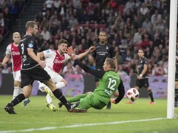 ayaks-rozgromiv-supernika-v-chempionati-niderlandiv-mizh-matchami-z-dinamo
