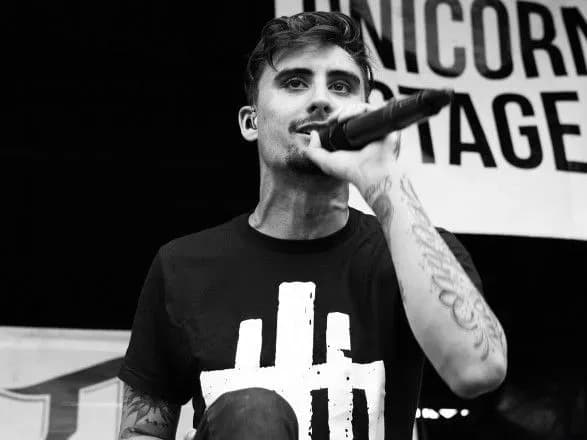 pomer-eks-vokalist-rok-grupi-we-came-as-romans-kayl-pavon