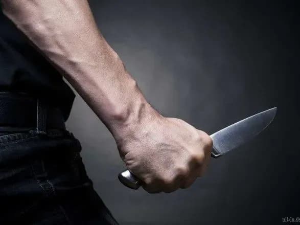 u-kiyevi-zatrimali-cholovika-yakiy-z-nozhem-kidavsya-na-perekhozhikh