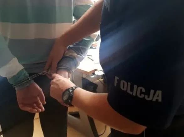 pid-varshavoyu-gromadyanin-ukrayini-napav-z-nozhem-na-svogo-spivmeshkantsya