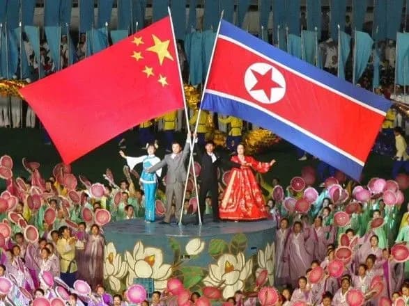 tramp-kitay-chinit-silniy-tisk-na-kndr-cherez-torgovi-superechki-zi-ssha