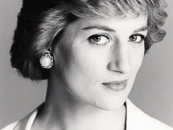 sini-printsesi-diani-vshanuyut-yiyi-pamyat-u-simeynomu-koli