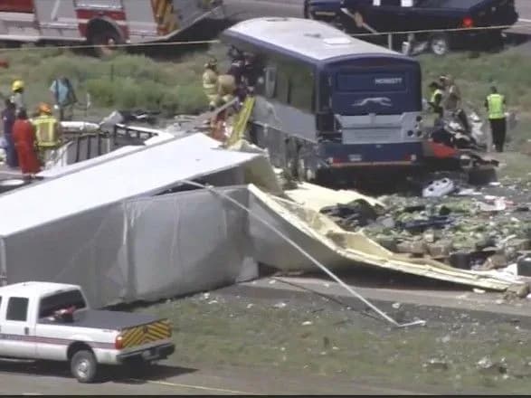 pasazhirskiy-avtobus-zitknuvsya-z-vantazhivkoyu-v-nyu-meksiko