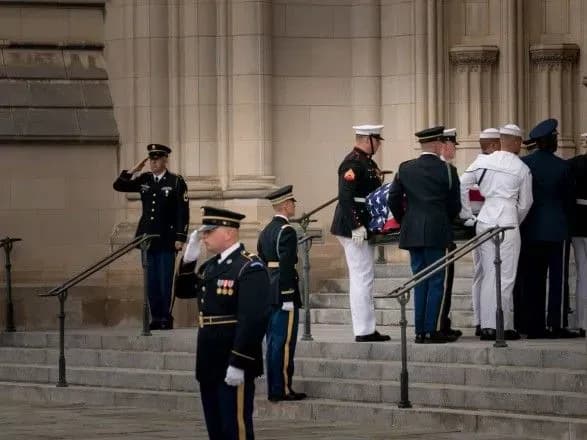 eks-postpred-ssha-pri-oon-pobachila-na-pokhoronakh-makkeyna-poslannya-putinu