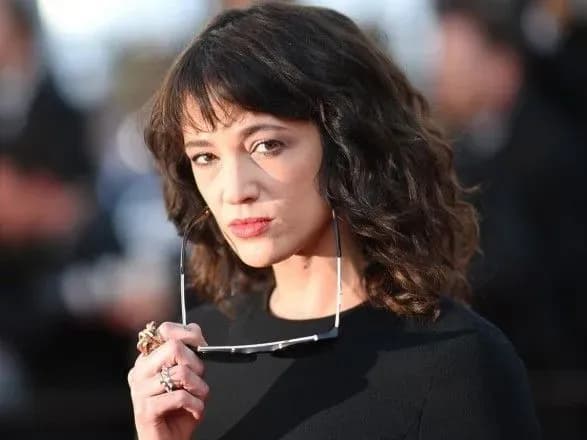 cnn-ne-bude-pokazuvati-shou-za-uchastyu-aziyi-ardzhento-cherez-zvinuvachennya-v-domagannyakh