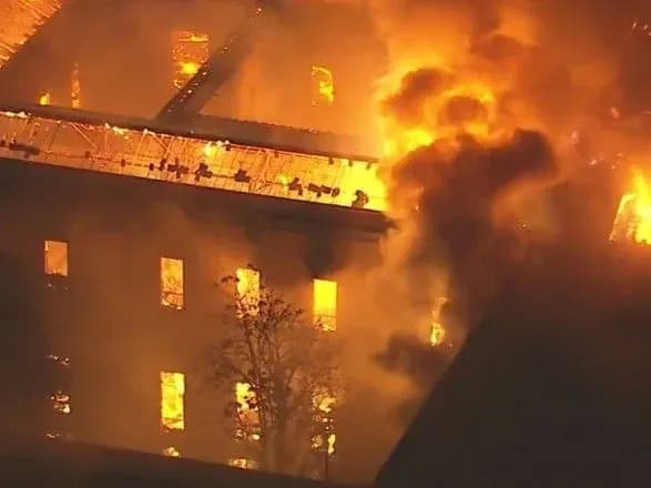 zastupnik-direktora-natsionalnogo-muzeyu-braziliyi-vvazhaye-scho-10-kolektsiyi-vtsililo-pislya-pozhezhi