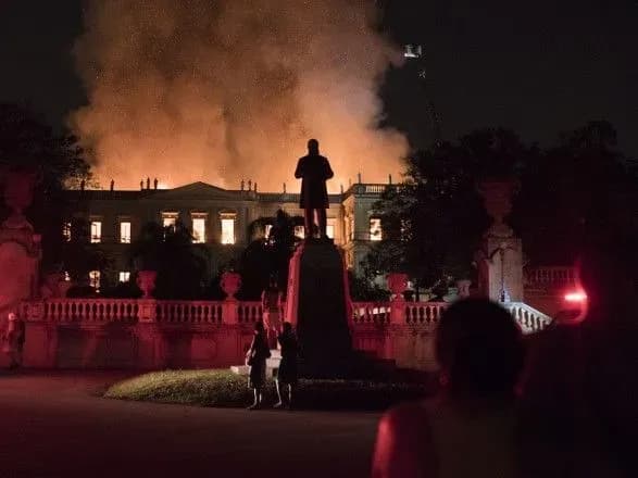 u-rio-de-zhaneyro-zgoriv-naystarishiy-muzey-braziliyi-vtracheni-milyoni-eksponativ