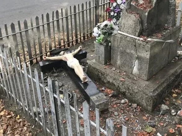 na-zakarpatti-cholovik-rozbiv-marmuroviy-khrest-zadlya-remontu