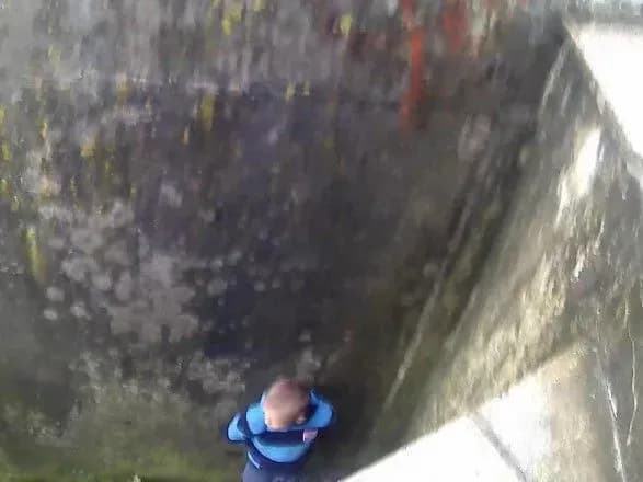 ditina-na-khmelnichinni-potrapila-u-pastku-v-fontani