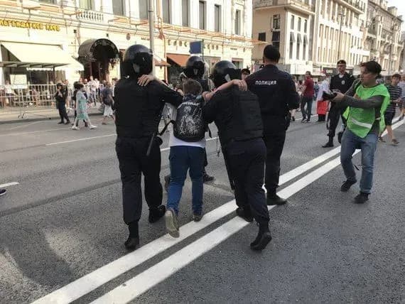 aktsiyi-proti-pensiynoyi-reformi-u-rf-zatrimano-bilshe-150-osib