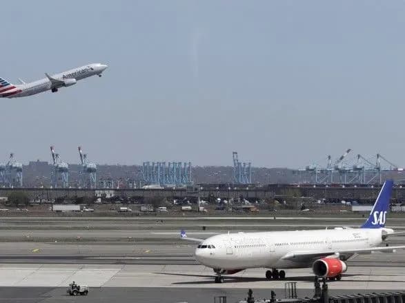 fox-tri-aviakompaniyi-ssha-timchasovo-skasuvali-zbir-za-obmin-kvitkiv-cherez-uragan-florens