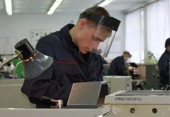 vipusknikiv-ptu-khochut-zobovyazati-vidpratsovuvati-tri-roki