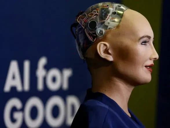 zasnovnik-wikipedia-i-robot-sofiya-yidut-do-kiyeva