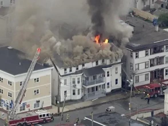 nepodalik-bostona-cherez-problemi-z-gazoprovodom-vidbulosya-dekilka-desyatkiv-vibukhiv-znischeni-budinki