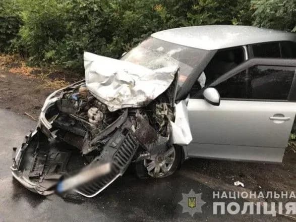 na-donechiini-legkovik-vrizavsya-v-avtobus-ye-postrazhdali