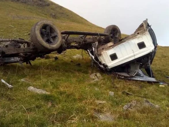 na-rakhivschini-dvoye-turistiv-zirvalisya-na-pozashlyakhoviku-v-uschelinu-y-zaginuli