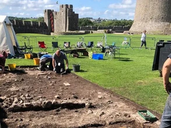 the-guardian-britanski-arkheologi-viyavili-mozhlive-mistse-narodzhennya-genrikha-vii