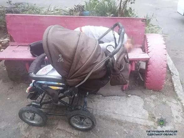 v-odesi-pomitili-neadekvatnu-matir-z-odnorichnim-khlopchikom