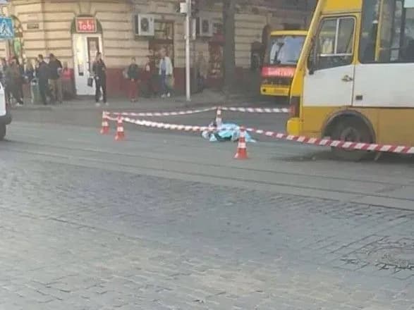 u-tsentri-lvova-marshrutka-na-smert-zbila-litnyu-zhinku