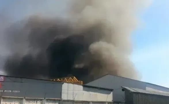 u-zhitomiri-zagorilisya-skladi-kartonno-paperovoyi-fabriki