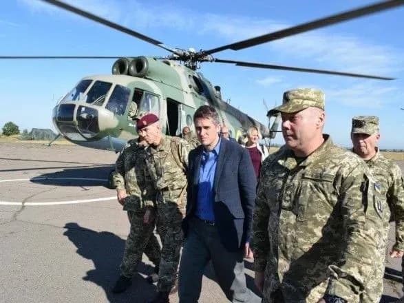 ministr-oboroni-britaniyi-zdiysniv-vizit-na-peredovu-v-rayoni-oos