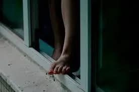 u-mariupoli-divchinka-pidlitok-vistribnula-s-14-go-poverkhu