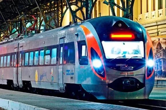 zaliznichniy-ekspres-do-krivogo-rogu-na-pivmisyatsya-pripinyaye-rukh