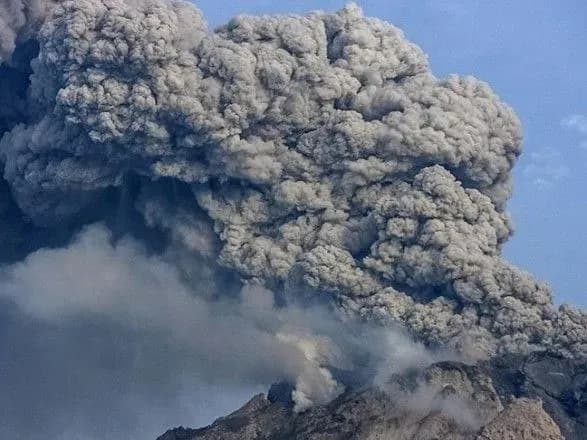 v-indoneziyi-prokinuvsya-vulkan