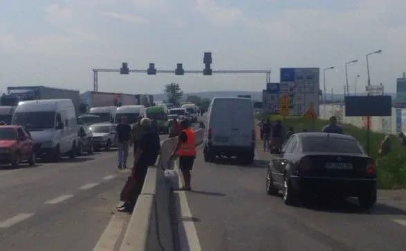 cherez-strayki-na-kordoni-z-polscheyu-vinikli-chergi