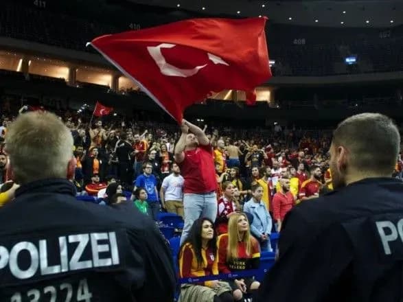 zmi-spivrobitnik-politsiyi-frn-pidozryuyetsya-v-zbori-informatsiyi-na-korist-turetskoyi-rozvidki