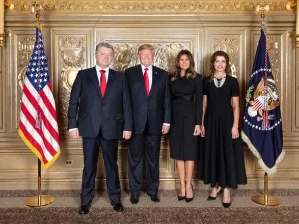 dreskod-scho-simvolizuye-yednist-poroshenko-na-polyakh-ga-oon-zustrivsya-z-trampom