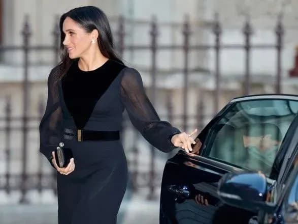 megan-markl-zachinila-dvertsyata-avto-i-viklikala-chergovu-khvilyu-oburen