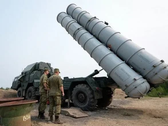 rosiya-vzhe-pochala-postachati-s-300-u-siriyu