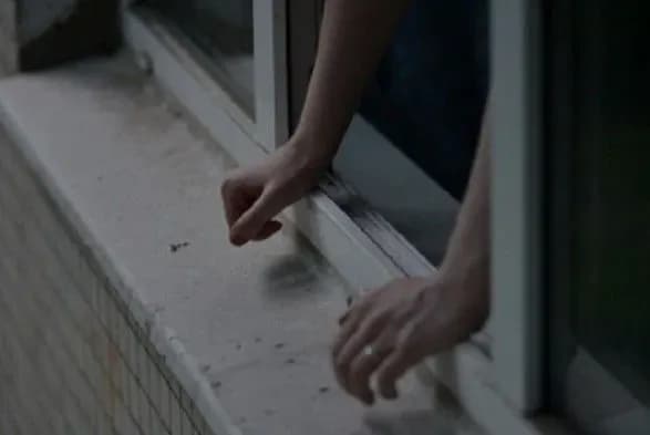 u-mariupoli-dvi-divchinki-stribnuli-z-dakhu-bagatopoverkhivki