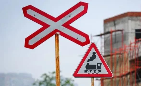 poyizd-zitknuvsya-z-vantazhivkoyu-na-zhitomirschini-zaginuv-inozemets