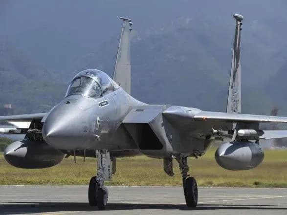 v-ukrayinu-na-navchannya-pribuli-vinischuvachi-f-15-ta-litaki-c-130-vps-ssha