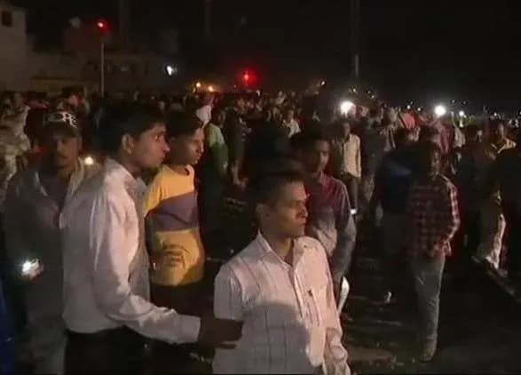 poyizd-vyikhav-u-natovp-lyudey-na-religiynomu-svyati-v-indiyi