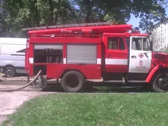 u-kharkovi-cholovika-pivgodini-vmovlyali-zlizti-z-parapetu-budinku