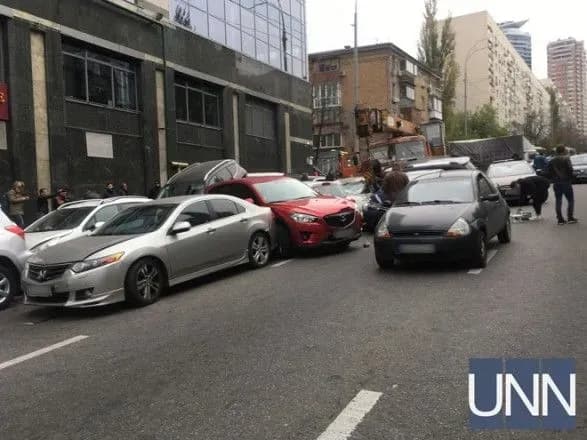 masshtabna-dtp-u-kiyevi-poshkodzheno-ne-menshe-17-avto-ye-gospitalizovaniy