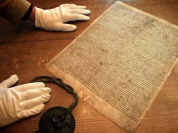 veliku-khartiyu-volnostey-namagalisya-potsupiti-iz-soboru-u-solsberi