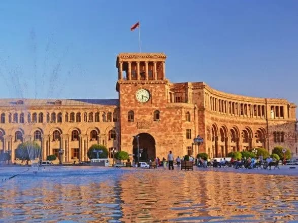 cholovik-namagavsya-pidirvati-sebe-v-budivli-uryadu-virmeniyi