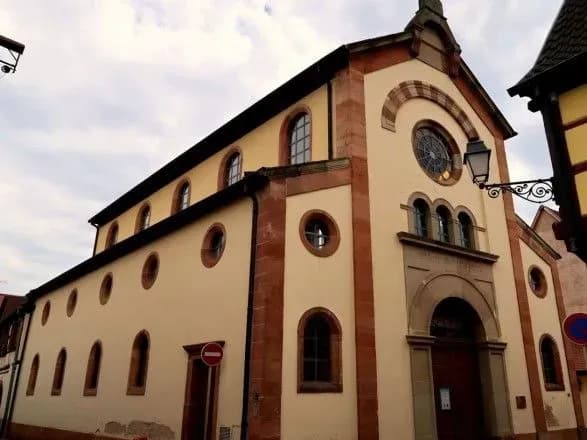 u-frantsiyi-posileni-zakhodi-bezpeki-u-sinagogakh-cherez-podiyi-u-ssha