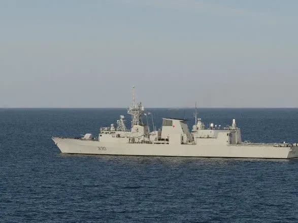 na-bortu-fregata-vmf-kanadi-stalasya-pozhezha