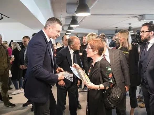 klichko-podyakuvav-metsenatam-volonteram-biznesmenam-i-gromadskim-diyacham-za-stvorennya-veteran-hub