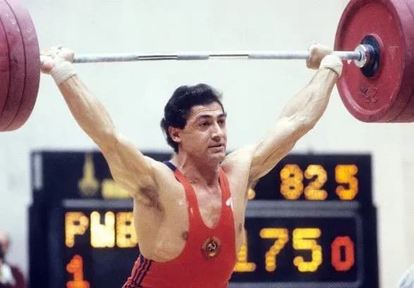 u-ssha-pomer-legendarniy-radyanskiy-shtangist