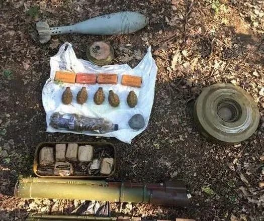 sbu-viluchili-5-ton-ozbroyennya-zi-skhronu-na-luganschini