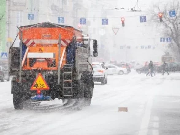 iz-pochatkom-snigopadu-snigopribiralna-tekhnika-pochala-obrobku-posipalnim-materialom-kmda