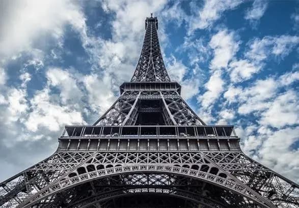 eyfelevu-vezhu-zakriyut-cherez-manifestatsiyi